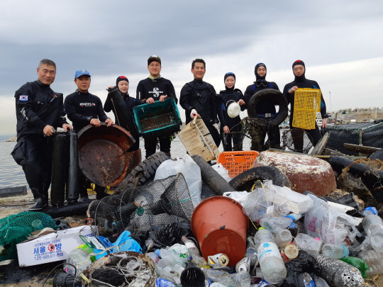 포스코는 사내 봉사단 '포스코 클린오션봉사단'이 지난 8일 경북 포항 발산리의 항구와 해안 방파제에서 플라스틱 쓰레기를 수거하는 봉사활동을 진행했다고 9일 밝혔다. 포스코 클린오션봉사단이 해양쓰레기를 수거한 후 기념촬영을 하고 있다. <포스코 제공>